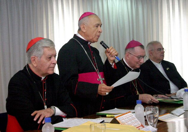 Monseñor Diego Padrón Sánchez lee el comunicado a los obispos. Vía Archivo CEV
